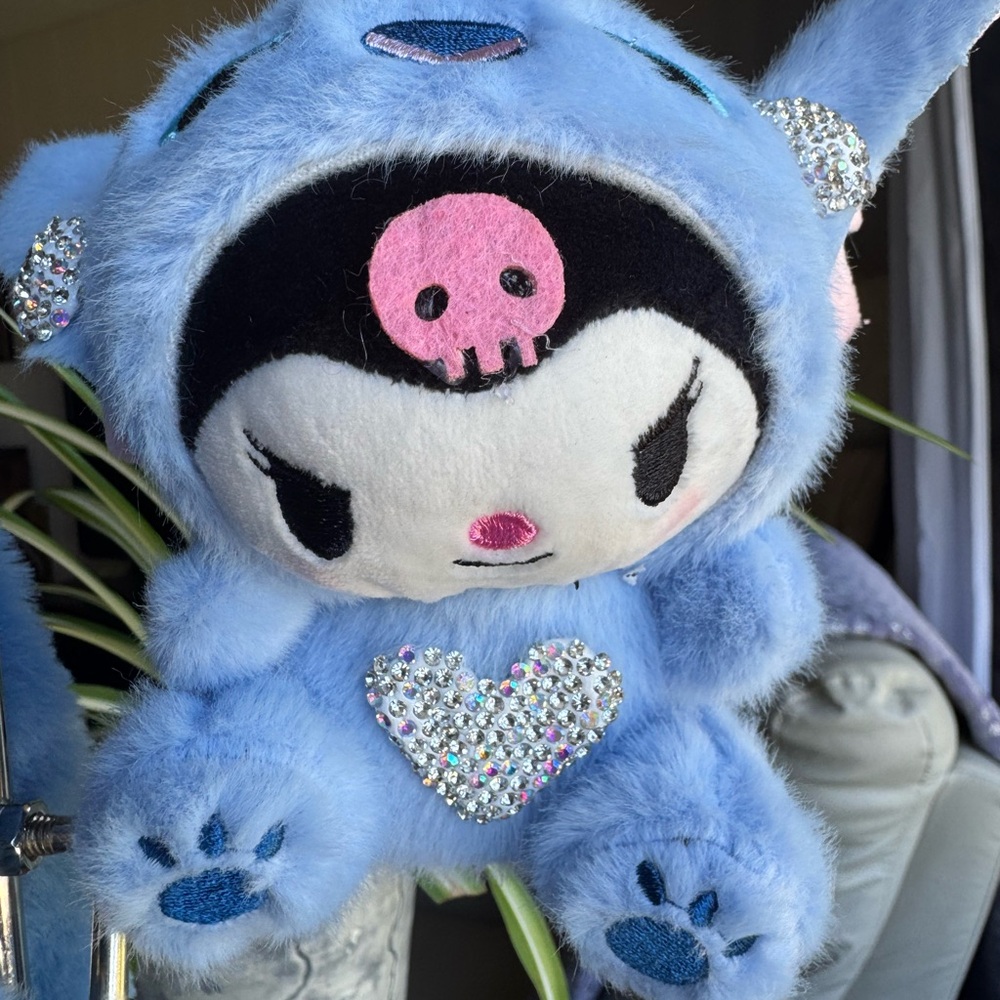 Disney’s Stitch Plush Purse With Detachable Crossbody Strap and Bonus Bag Charm - Picture 4 of 4